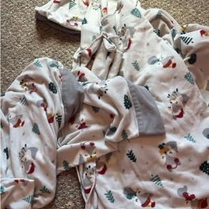 Queen Fleece Light Blanket & 2 Pillowcases